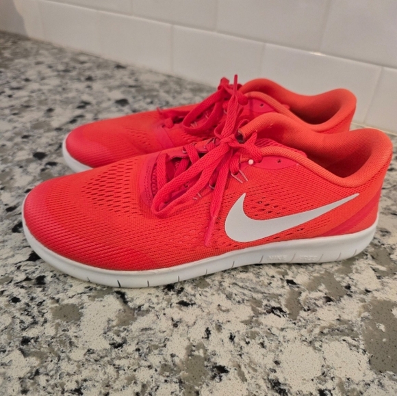 LIKE NEW Nike Free RN Running Athletic Tennis Shoes Orange Women's 8.5 Youth 7Y - Picture 1 of 7